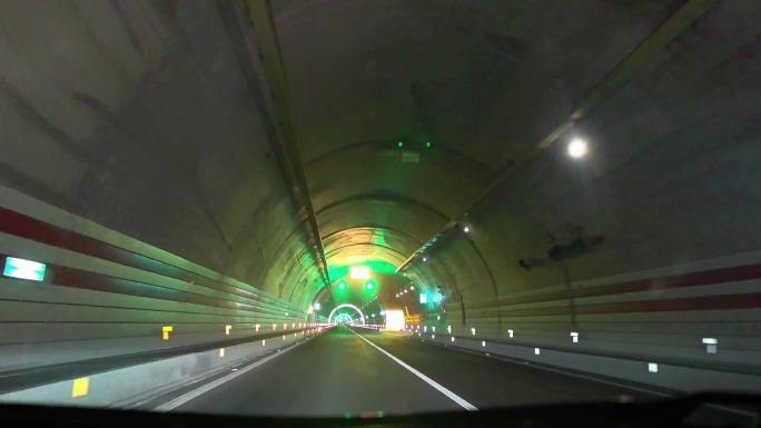 高速公路隧道内行车视觉冲击感