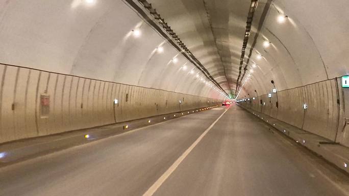隧道内行驶的车辆第一视角