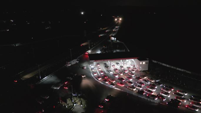 高速服务区中石化加油站夜景航拍