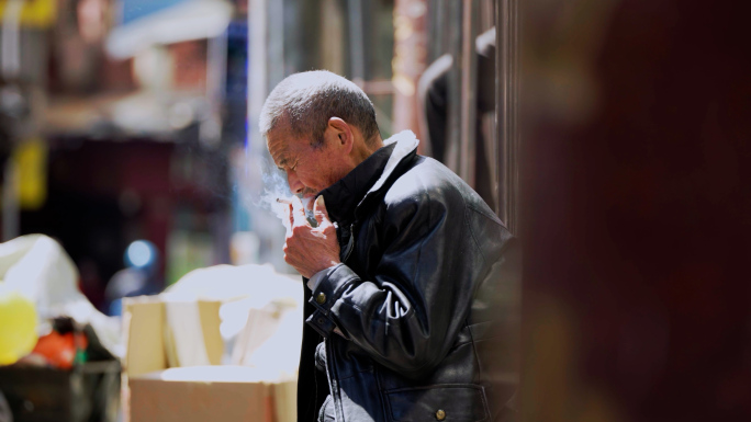 抽烟的老人