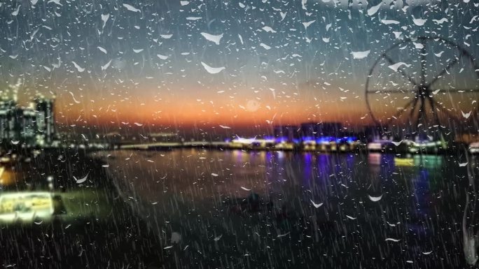 夜城动画以雨为背景的一个摩天轮。窗外的背景是雷雨。美丽的夏雨映衬着大都市的背景