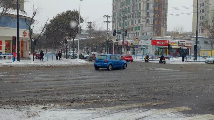 大雪中的城市十字路口