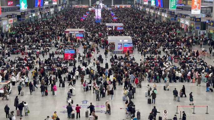 上海虹桥火车站里的春运客流人流