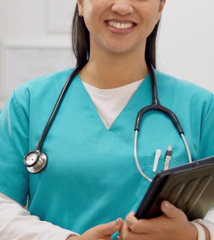 在医院或诊所用平板电脑进行研究、联网或远程保健时，护士和妇女面带微笑。医疗保健，专业或专家触摸屏医疗