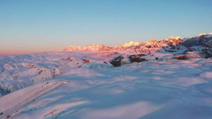 温宿县帕克勒克景区雪山雪景天山托木尔景区