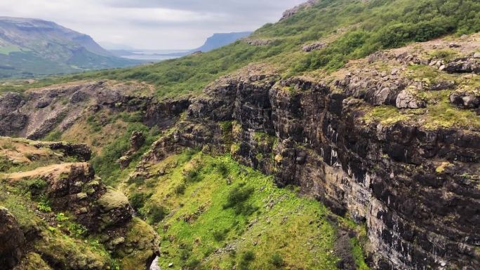 横跨景色优美的盖塔堡冰岛山谷山谷崎岖的乡村景观