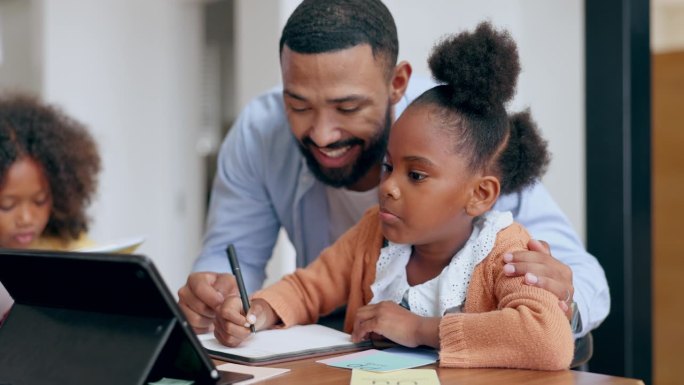写作，女孩或父亲用平板电脑进行电子学习，信息或学习支持，帮助或远程教育。儿童发展，家庭学校或父亲与孩