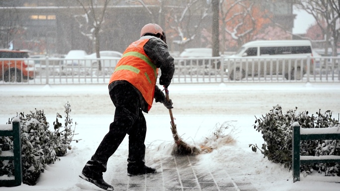 环卫工人除雪铲雪清理积雪