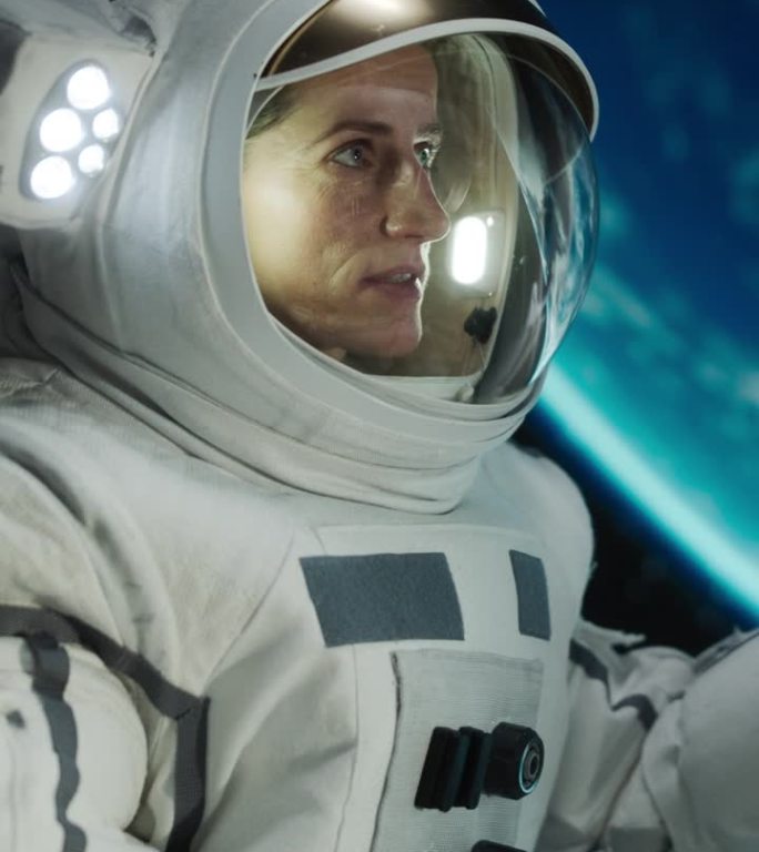 垂直屏幕:女宇航员通过无线电信号与任务控制中心通信，从宇宙飞船外观察美丽的地球。空间技术与探索概念