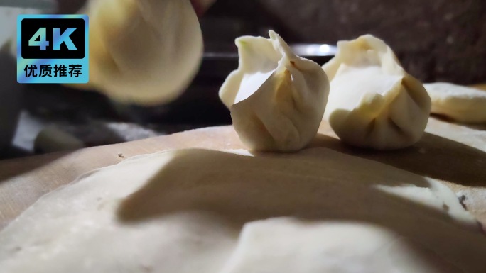 过年家家团圆包饺子一家人包饺子煮饺子