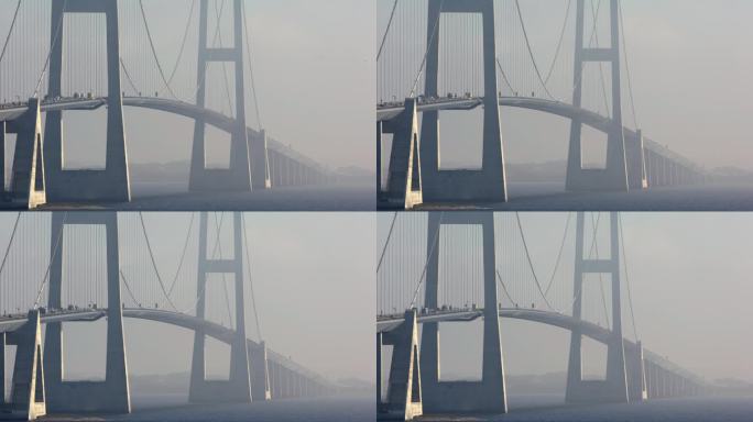 大雾笼罩着大带桥