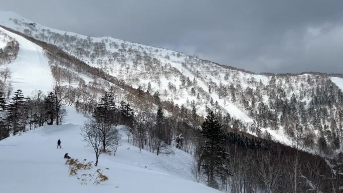 Tomamu是北海道中部一个现代化的高级滑雪胜地，从札幌以南乘火车约90分钟即可到达。度假村覆盖了两