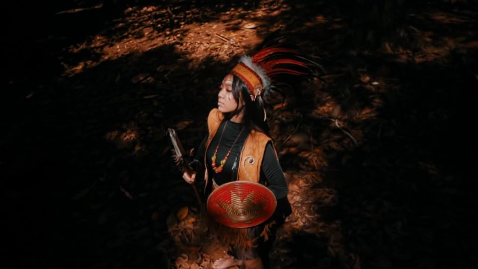 穿着传统服装的土著人在森林中举行仪式