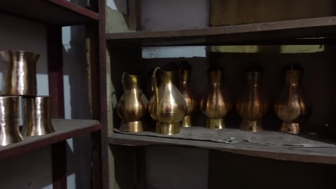 展出的铜黄铜家用水壶。