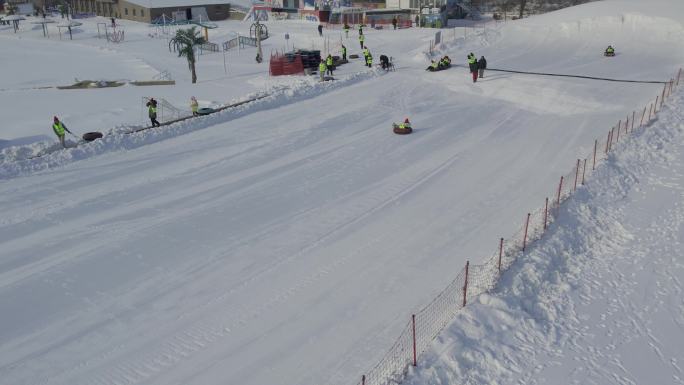 怪坡戏雪雪景4k航拍素材