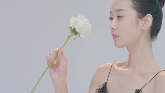 美女 花瓣 玫瑰 爱美 女性