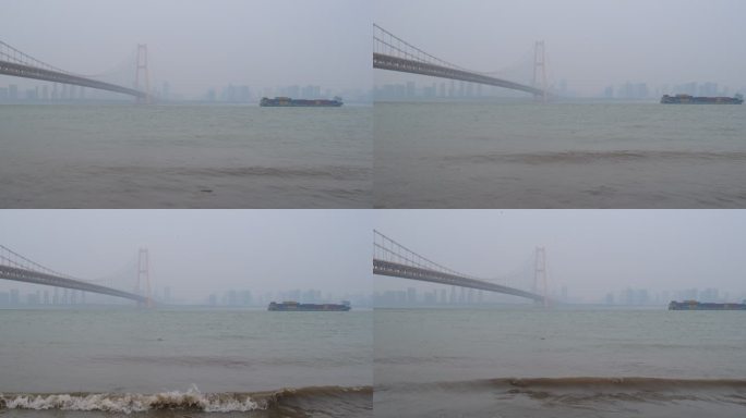 雾中的长江大桥和江面上航行的货轮