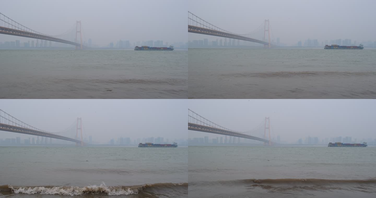 雾中的长江大桥和江面上航行的货轮