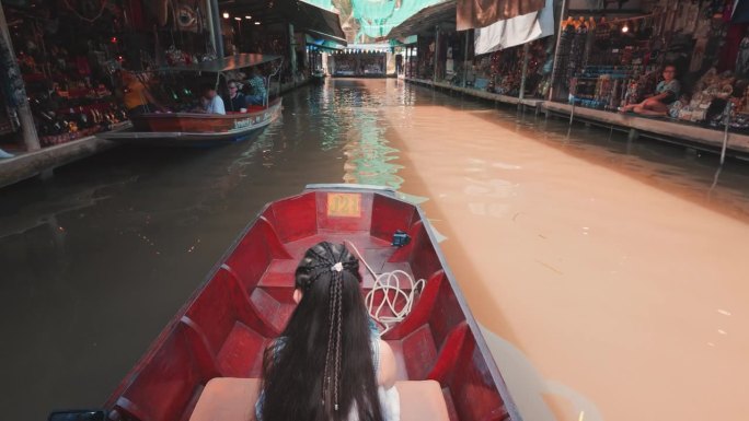 图为，亚洲游客正在丹门沙都水上市场游玩