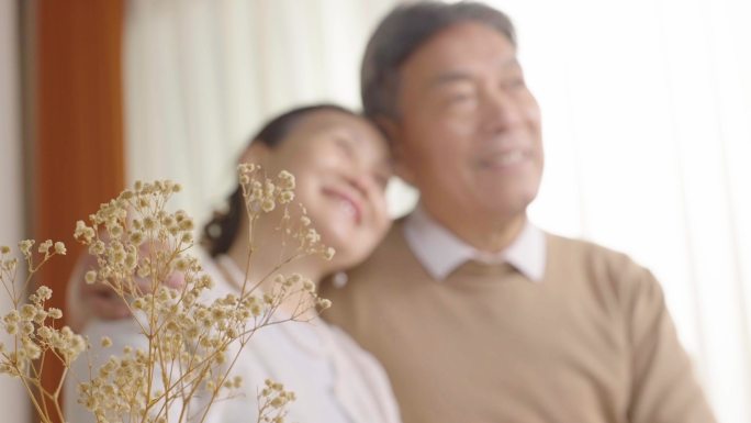 老年夫妇女人靠在男人肩膀幸福笑容