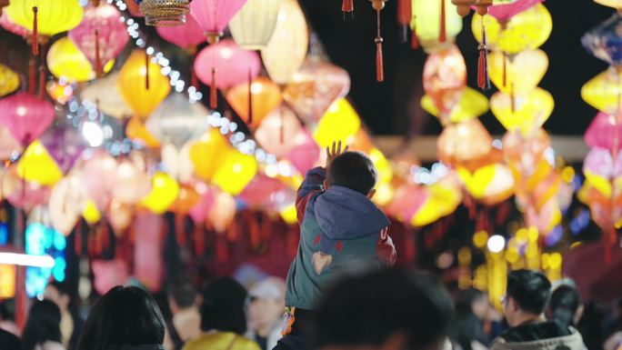 元宵节春节看花灯的人群