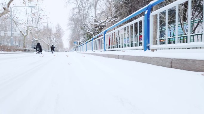 自行车汽车在雪地上艰难的行驶