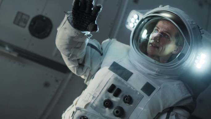 一名白人女宇航员的肖像，戴着头盔和宇航服在太空中，漂浮在零重力中，惊奇地环顾四周。太空旅行，太阳系探