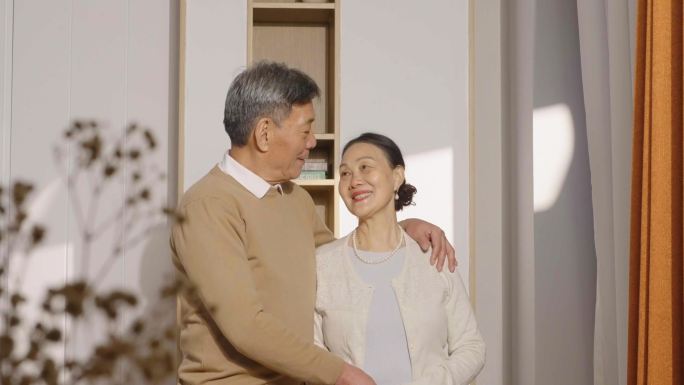 老年夫妇夫妻依偎相伴幸福生活