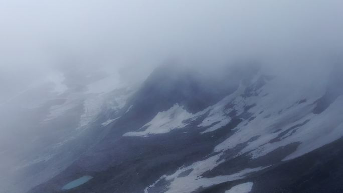 藏东南墨脱 嘎隆拉山口 云雾 雪山 彩虹