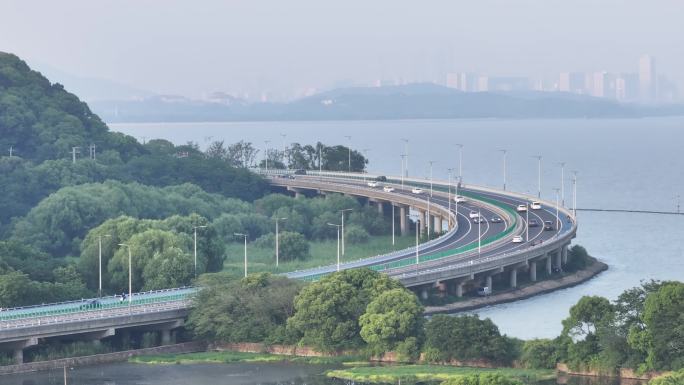 航拍太湖桥梁和车流以及远处山峦湖泊太湖湾