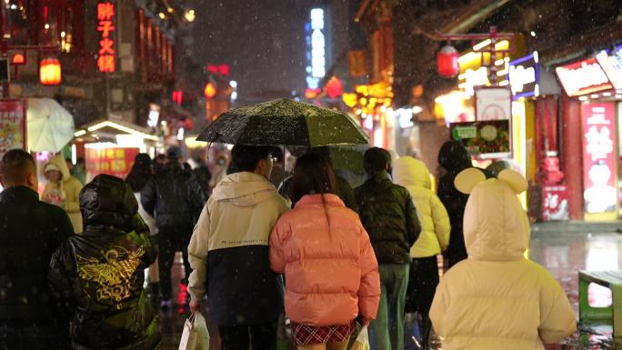 大雪天小吃街行人背景