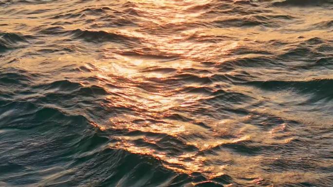 【4K超清】海面金色波光粼粼航拍美景