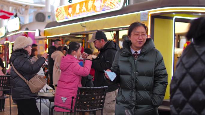 排队 人群 庙会  美食一条街