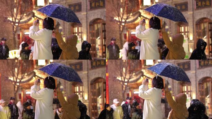 街上下雪撑伞