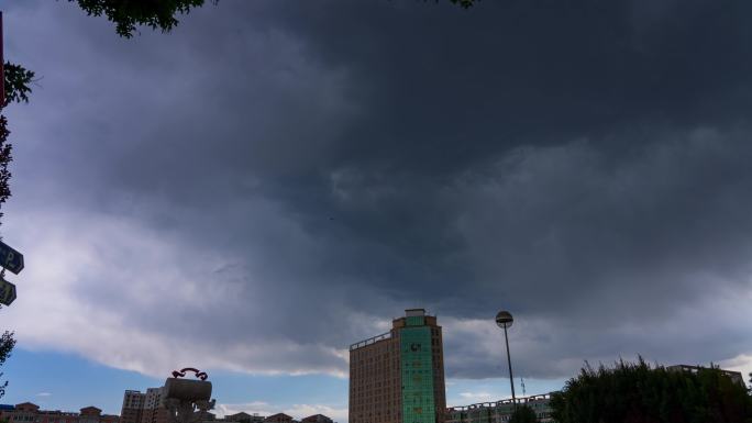 乌云密布暴风雨来临 云遮日