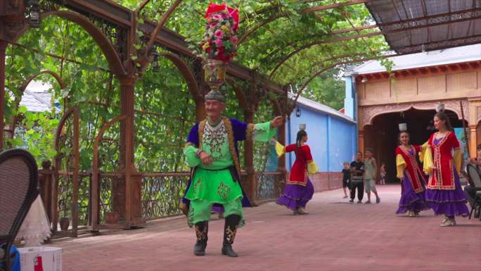 新疆伊犁喀赞其民俗街少数民族歌舞表演体验