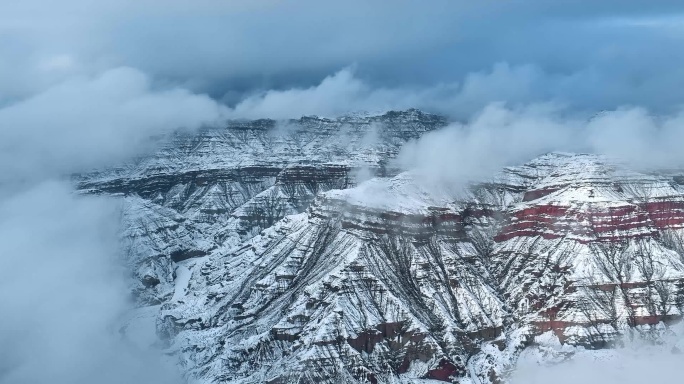 新疆阿克苏天山托木尔大峡谷穿云