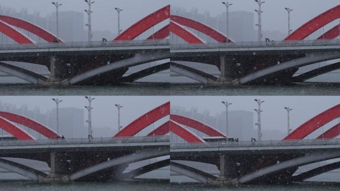 雪中的城市大桥近景