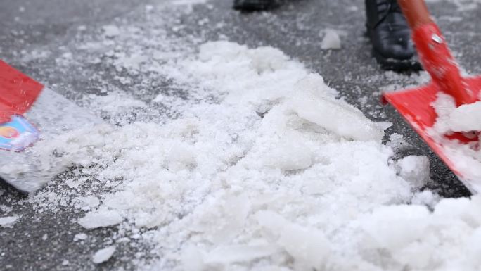 雪后铲雪 除雪 暴雪 雪灾 路面结冰