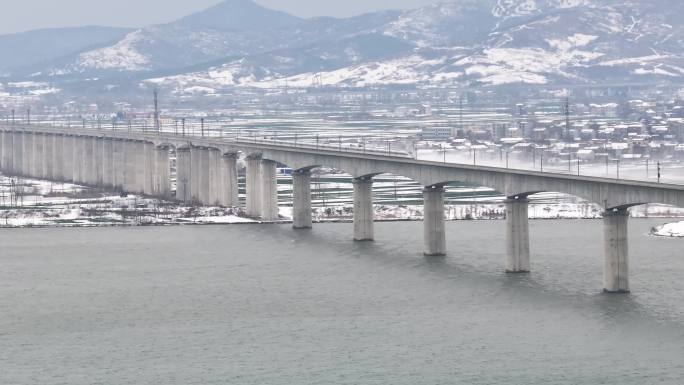 高铁雪天高架桥行驶