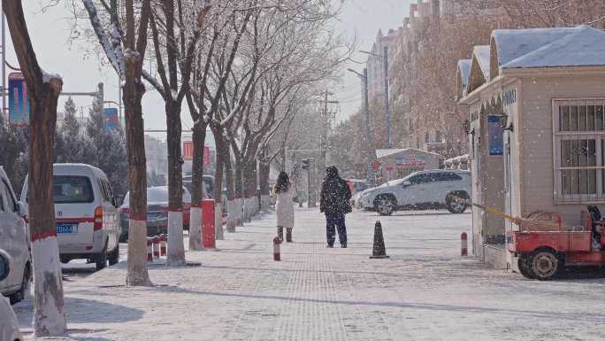 冬天下雪后行人环卫工人清扫积雪