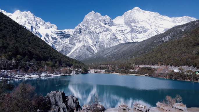 丽江玉龙雪山航拍雪山低视角冬天河道