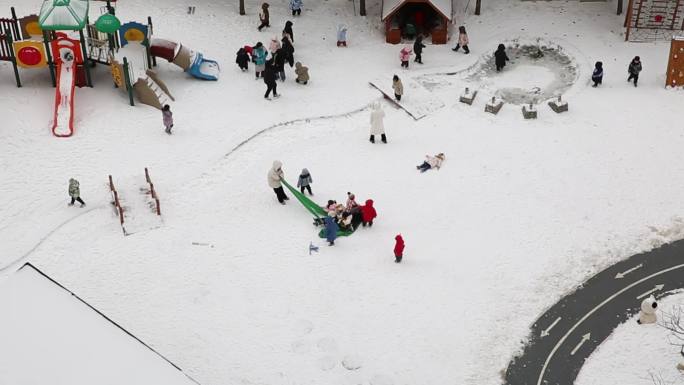 幼儿园玩雪打雪仗的小孩子们