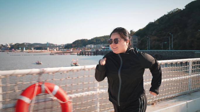 肥胖女人海边海岛锻炼跑步减肥