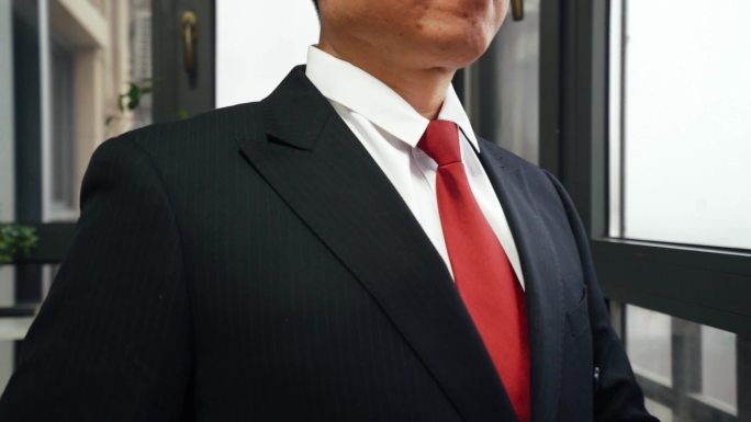 男人西装革履红色领带视频素材