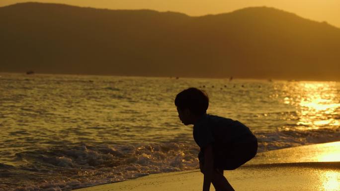 夕阳儿童海边玩耍