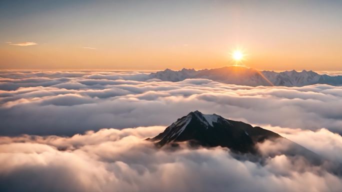 雪山顶上的云海