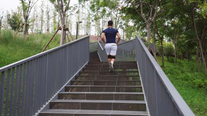 早晨男子公园跑步健身