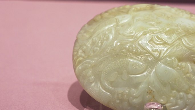 明代“连年有余”玉圆牌，杭州博物馆馆藏