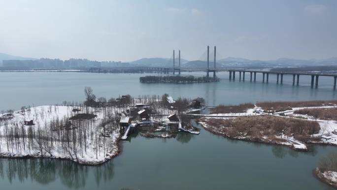 航拍襄阳汉江月亮湾湿地公园冬天雪景风光